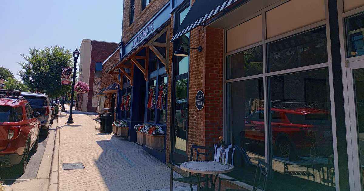 Downtown Kings Mountain NC storefronts along the main street sidewalk
